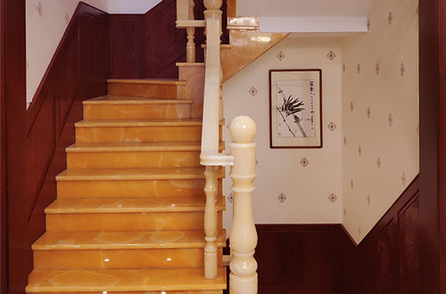 荣成中式别墅室内汉白玉石楼梯的定制安装装饰效果